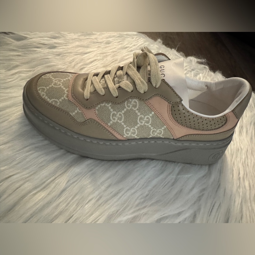 NIB GUCCI SNEAKERS